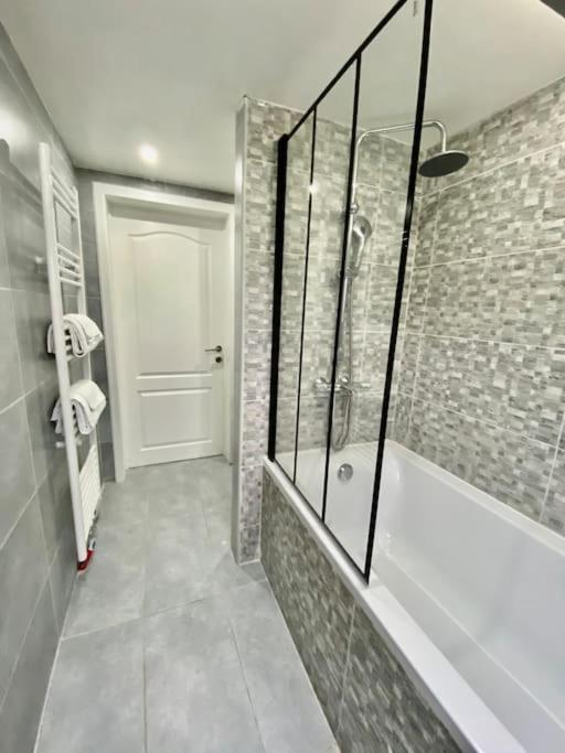 Peaceful Home Close To Airport With Parking Steenokkerzeel Bagian luar foto