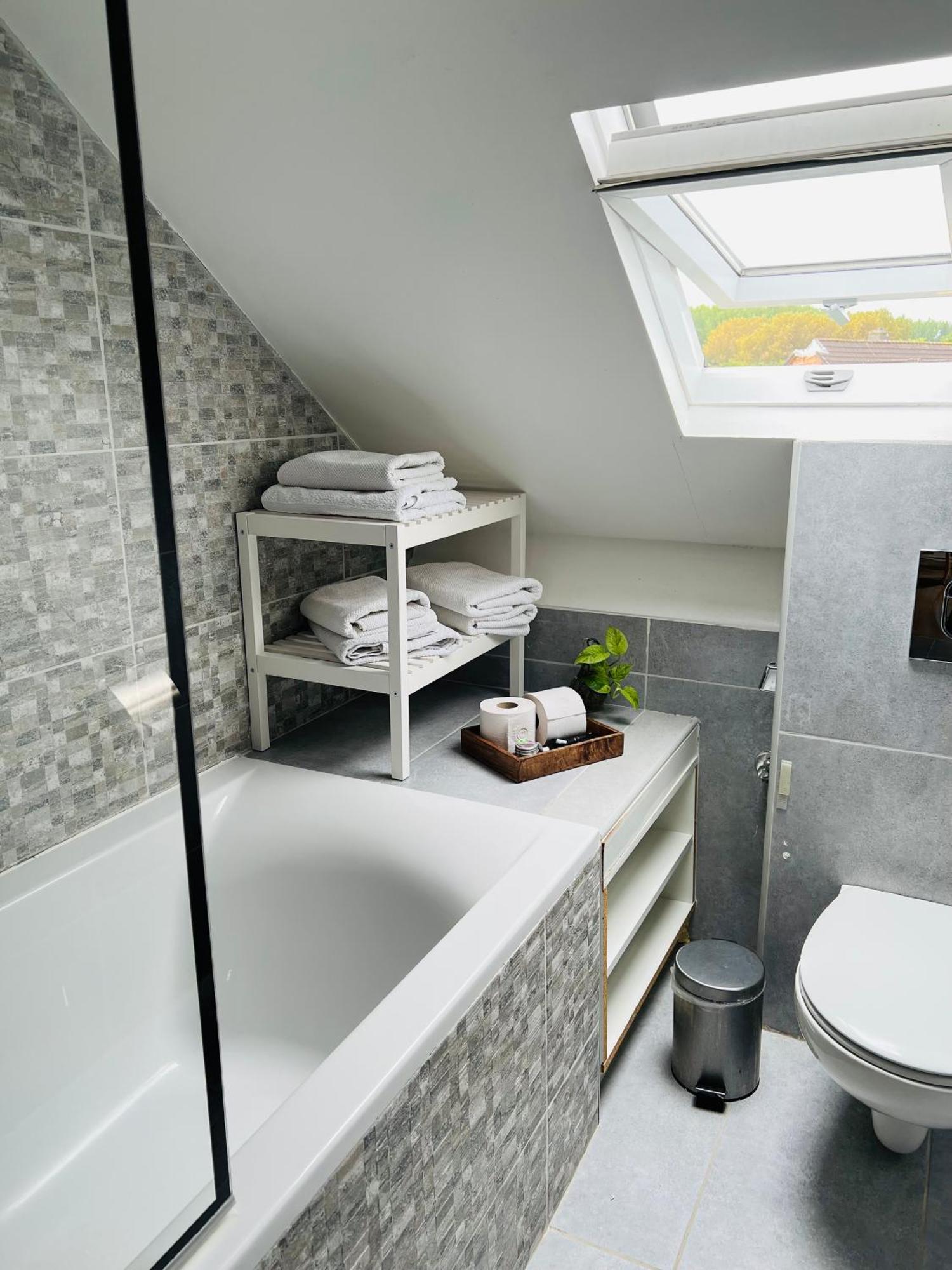 Peaceful Home Close To Airport With Parking Steenokkerzeel Bagian luar foto